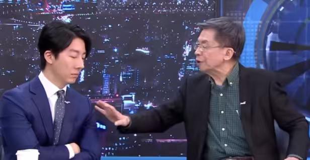 沈富雄在赵少康的节目上问了吴峥（民进党发言人），二个非常尖锐的问题，沈说你认不认