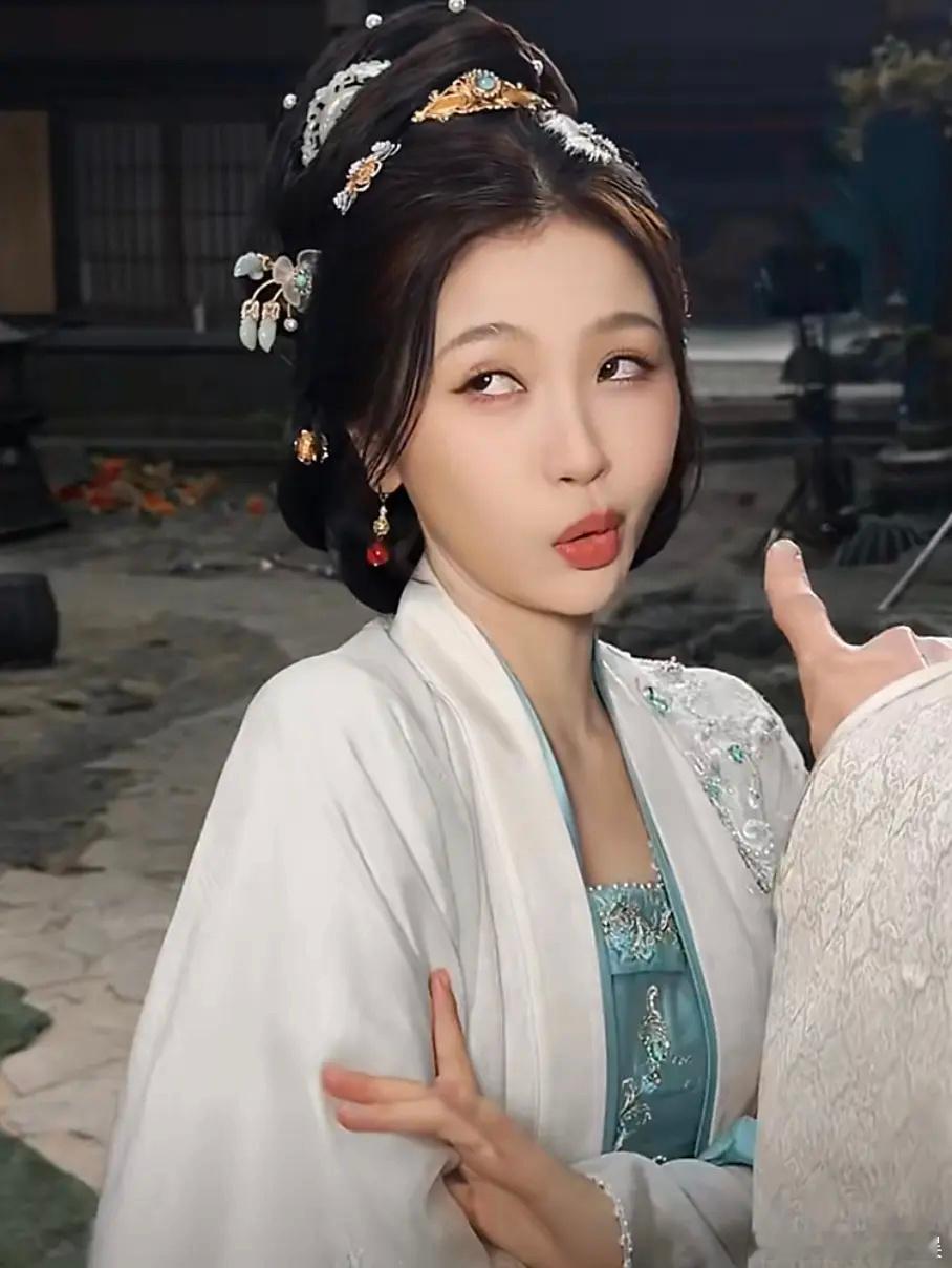 虞书欣为什么总爱做这种mean的表情？五官乱飞 