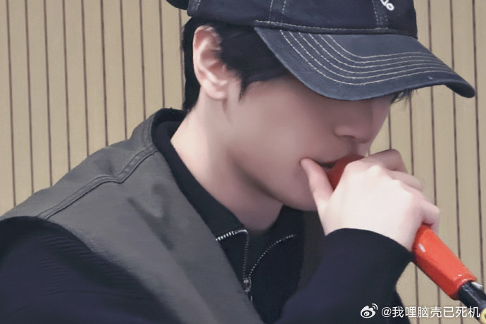 严浩翔开工晒照严浩翔说开工下一首继续严浩翔说开工下一首继续，严浩翔开工晒照，谁懂