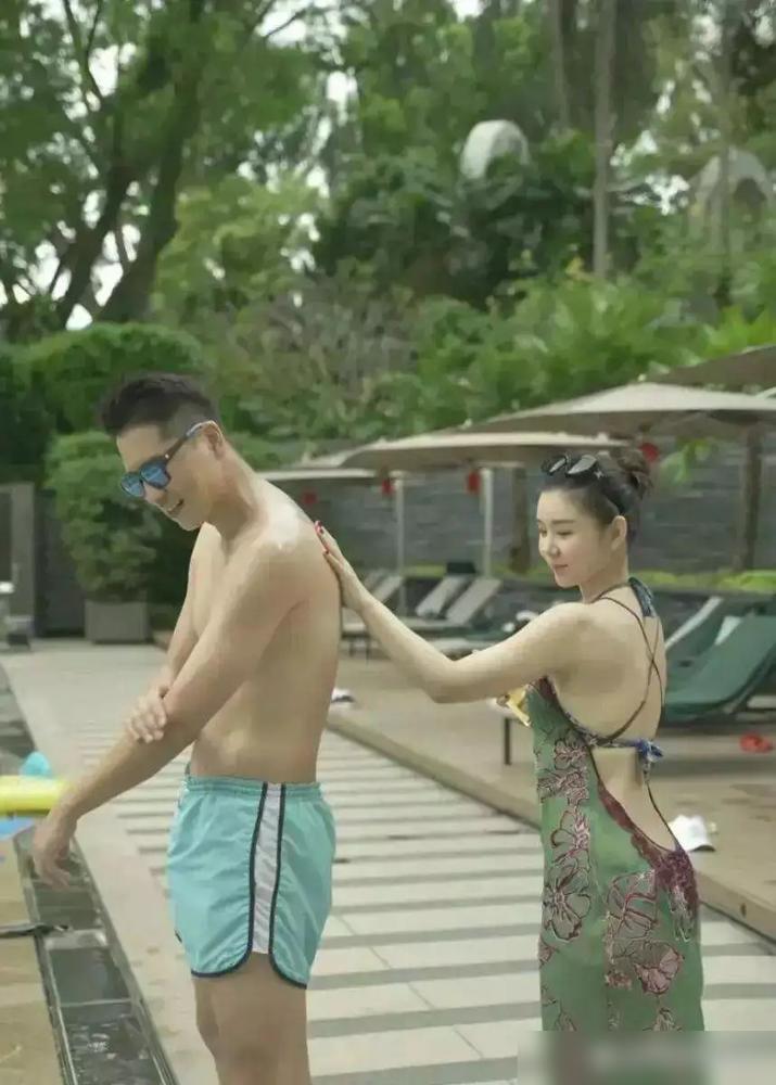 40岁李小萌的普吉岛度假照火了。 

六年前她在同一地点拍的照片，体重只有98斤