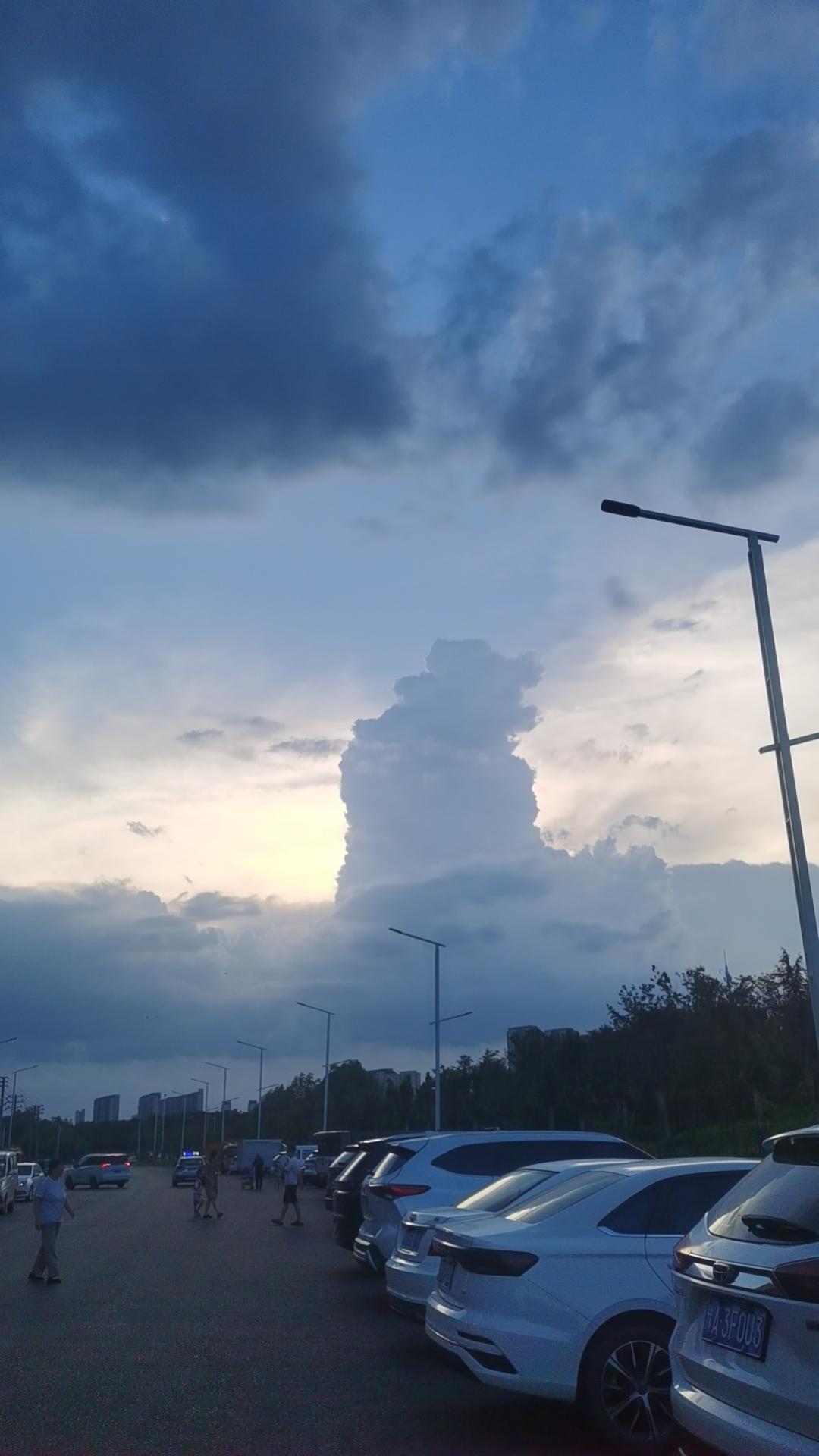 这是郑州九月份的天空。
乌云笼罩着天空，像是哪个大神渡劫的场面。
秋雨淅淅沥沥下