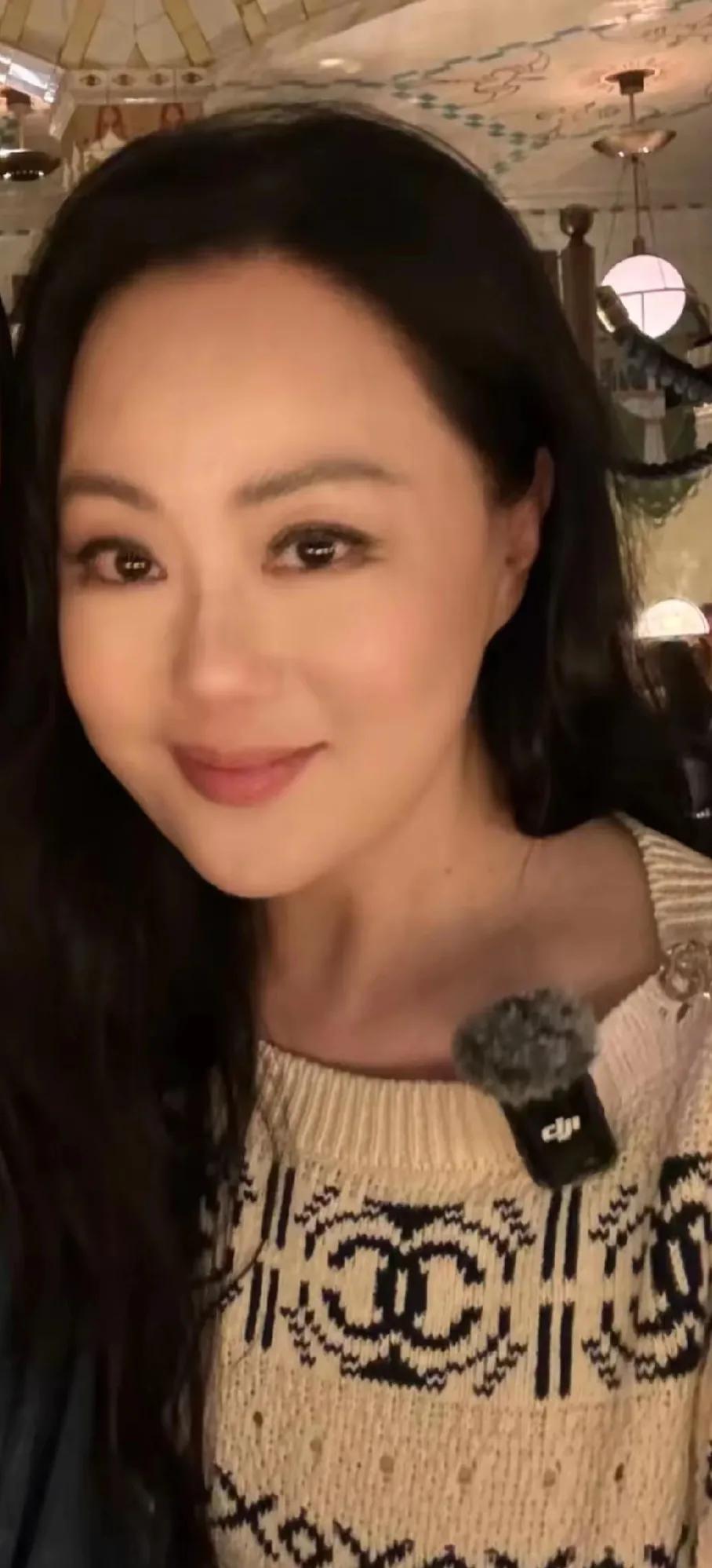 偶遇章小蕙于英伦街头，时光仿佛对她格外温柔！这位年逾六旬的女神，风采依旧，令人难