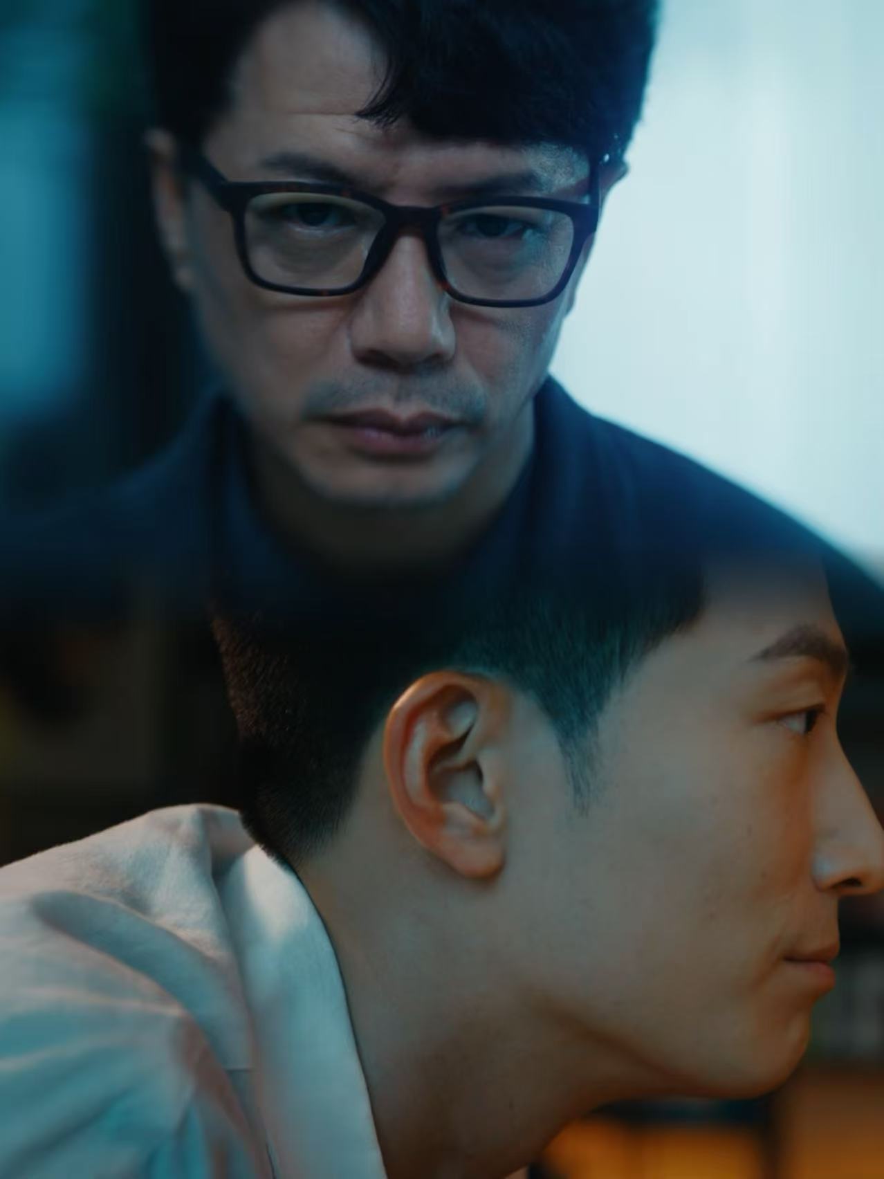 乍看都是熟人细看全是疯批 徐靖之重返一线追查连环谜案，每个细节都分析得精准到位。