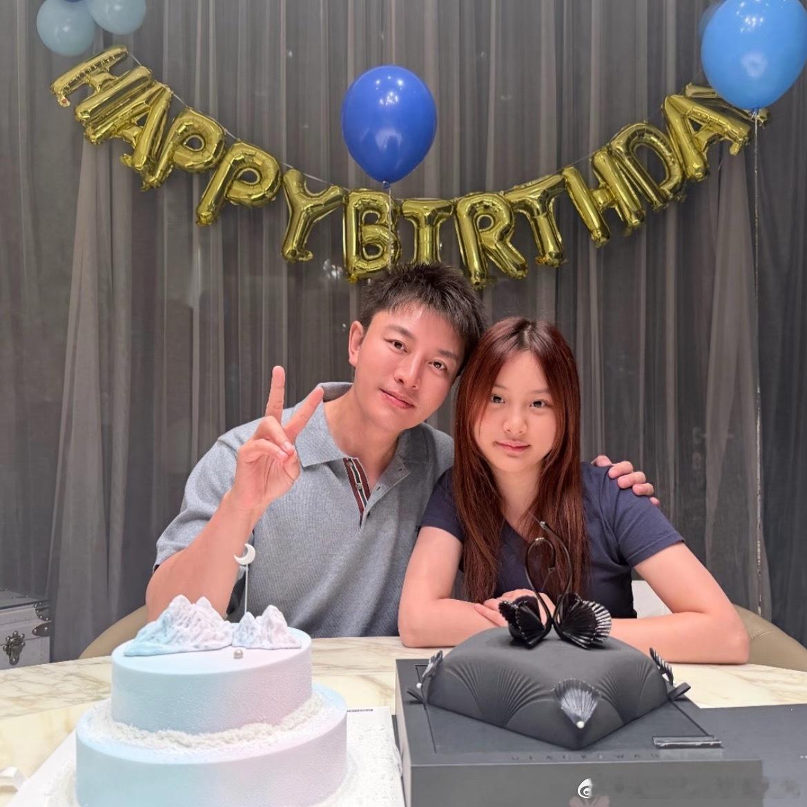 昨天贾乃亮发文甜馨给他做了生日蛋糕，配他过生日，女儿果然会更像爸爸铁的定律，父女