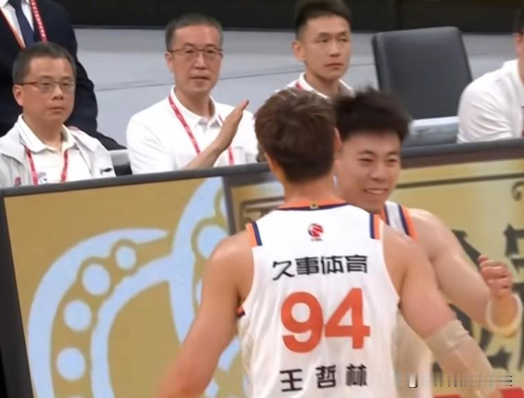 一次关键失误和一次绝杀，让两支球队的精气神发生了完全不同的变化，浙江浙商证券男篮