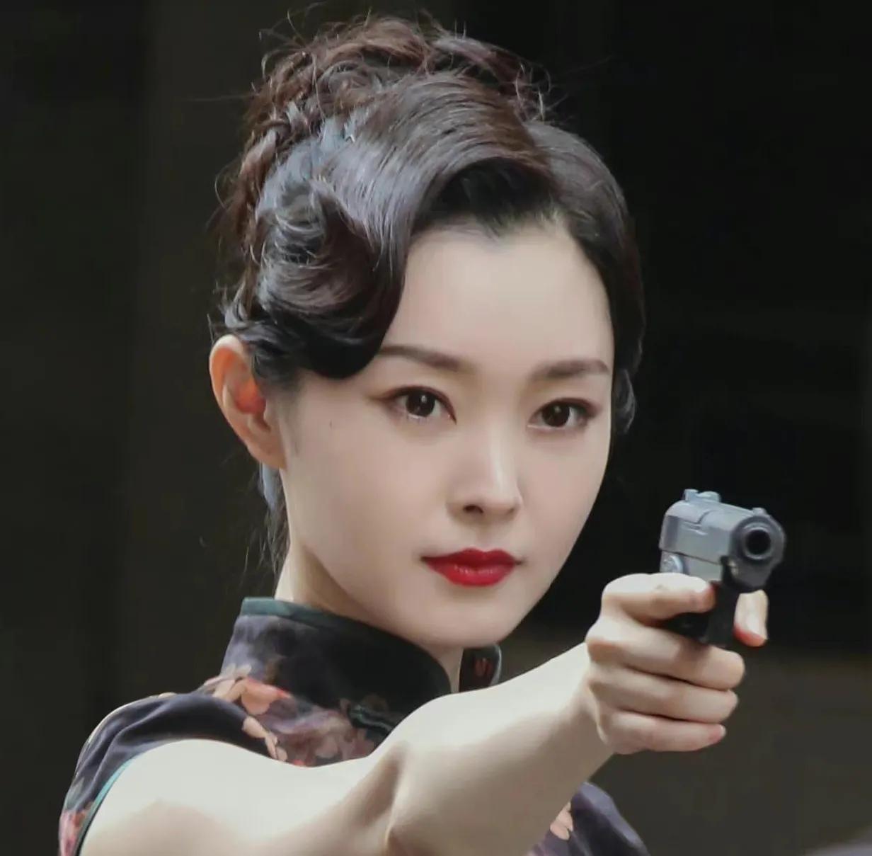   于曼丽的扮演者宋轶，在剧中于曼丽是一个勇敢，可爱，无私的姑娘，他为明台的付出