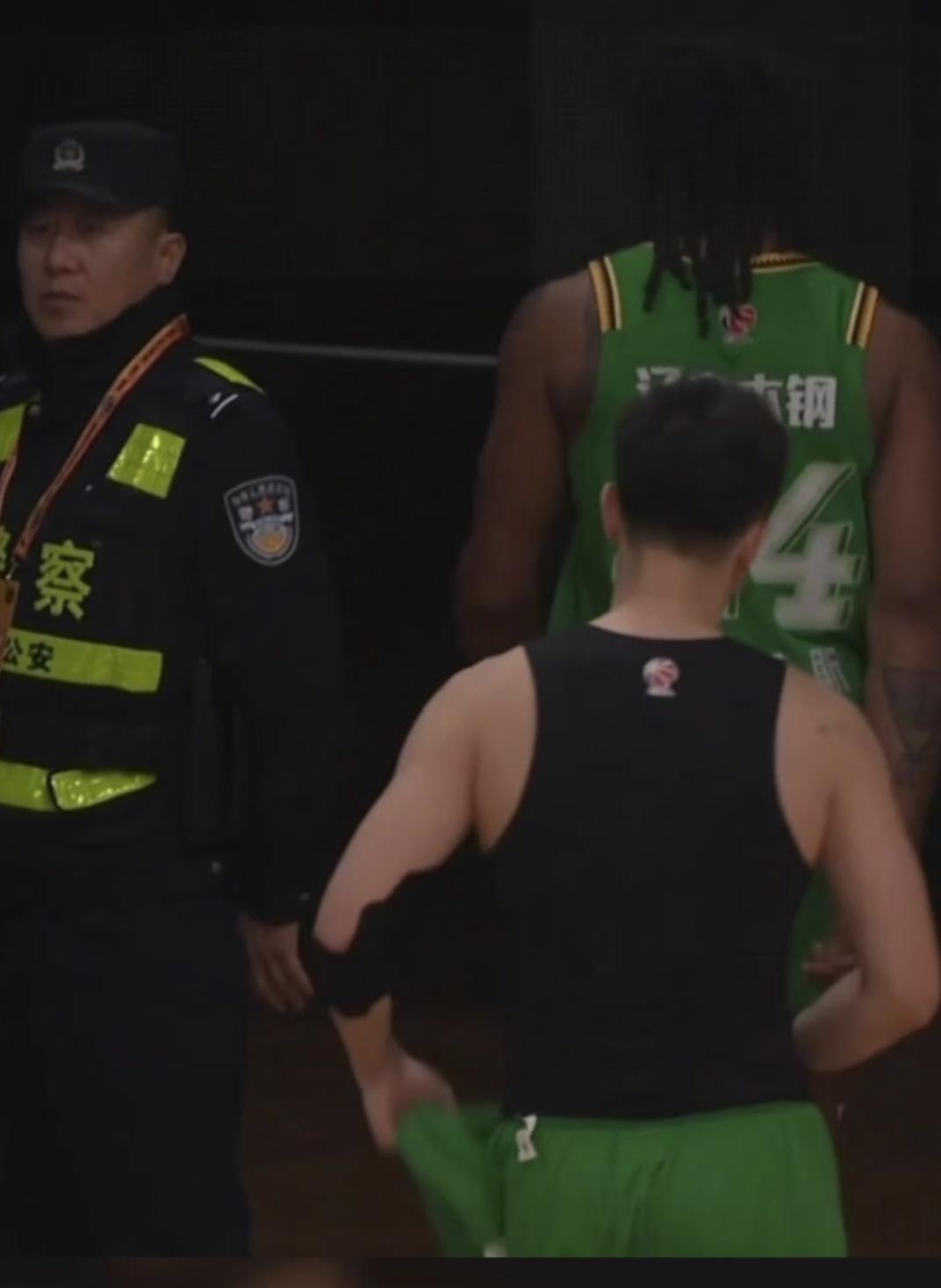 赵继伟气得直接走回更衣室了，赛后没有与山东队球员致意。第四节还剩3分多钟时辽宁队