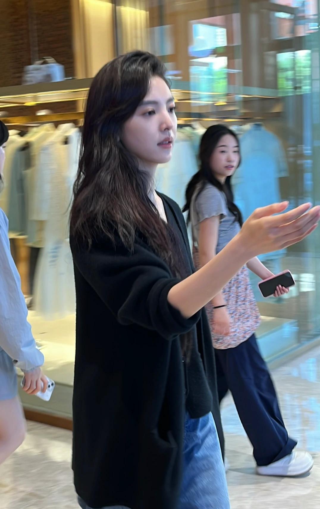 重庆星光天地偶遇章若楠
本人好青春靓丽呀！
像个女大学生似的
本人比电视屏幕上看