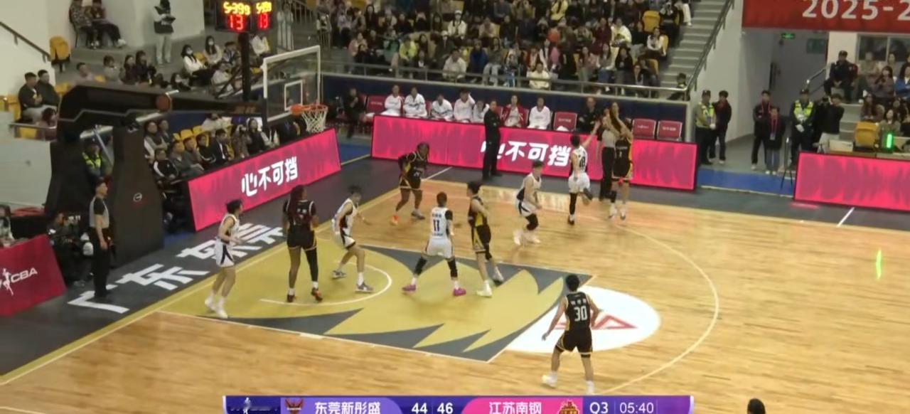 11月30日晚，2025 - 2026赛季WCBA揭幕战在东莞大朗体育馆打响，广