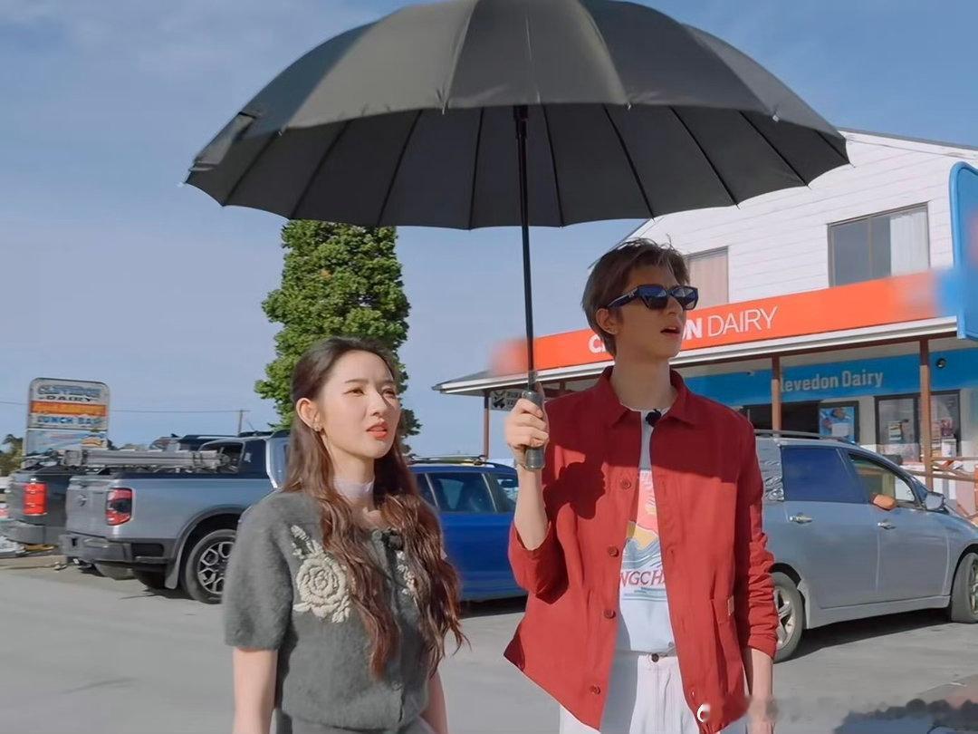 林一给王玉雯无效撑伞年度最没用撑伞名场面有了！高个子优势完全没发挥，伞全遮自己，