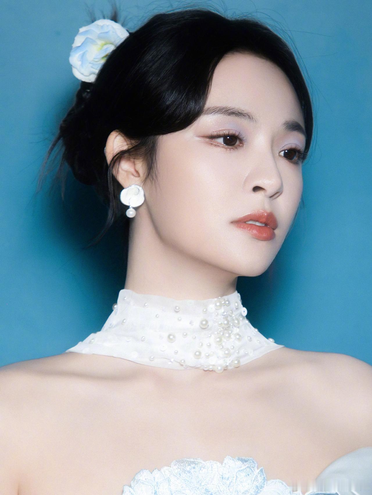 优雅与性感，你会怎么选美女明星穿搭写真