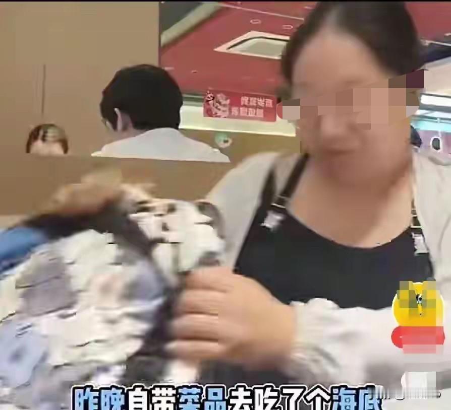 彻底翻车！女子自带整桌食材吃海底捞，高调炫耀引全网怒批：真没分寸

近日，一则海