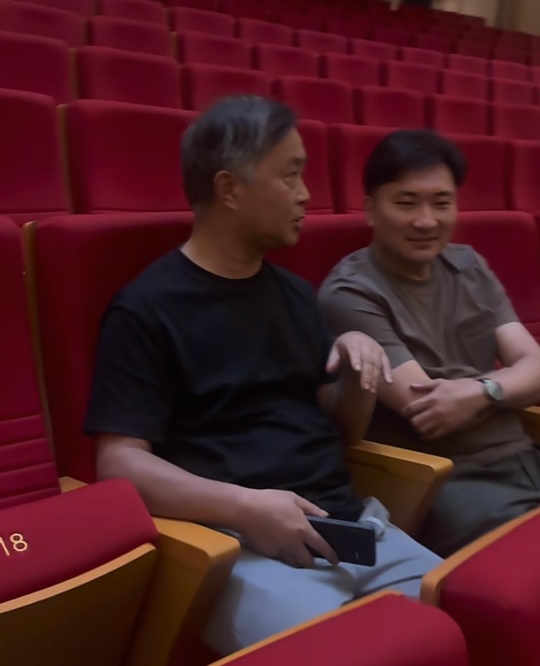 沈巍不拘小节，两次穿反衣服，但面对演员刘威他不得不郑重其事。

沈巍去年的时候经