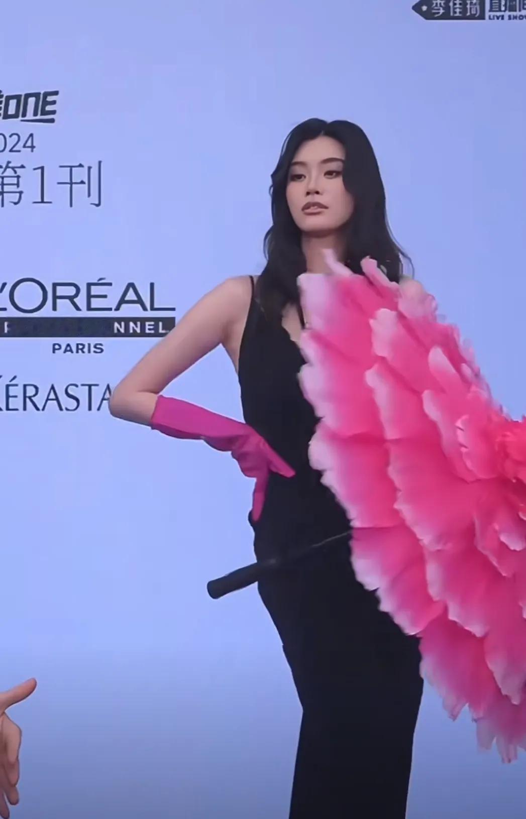 不愧是超模啊！奚梦瑶做客李佳琦直播间
李佳琦准备这么丑的东西奚梦瑶也能瞬间把它们