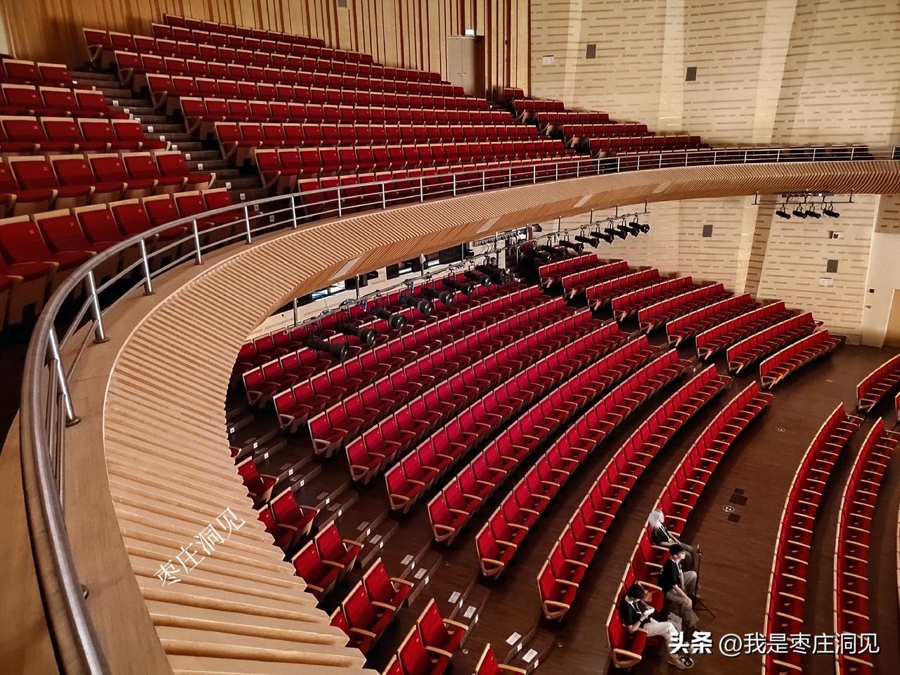 三方合作谋发展｜在枣庄文体中心片区，枣庄大剧院的存在感特别低，而“存在感低”的原