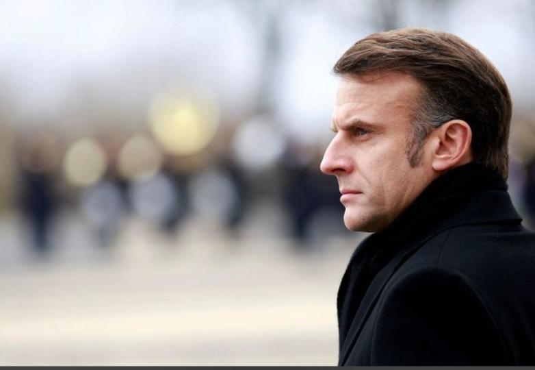 马克龙太亲民了，他在成都访问的时候，不仅穿短裤在路上跑步，对路过人热情打招呼，在