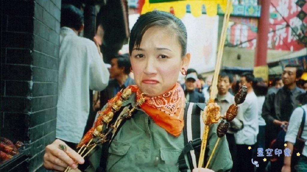 2002年，云南大理，“小红恩”陈乔恩拍旅游节目时的照片，只见她紧皱眉头，做出难