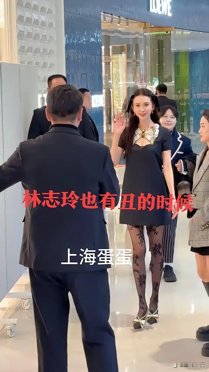 这一刻，丑衣服的权威具象化了！
即便是女神志玲姐姐也驾驭不了，
颜值再高，身材再