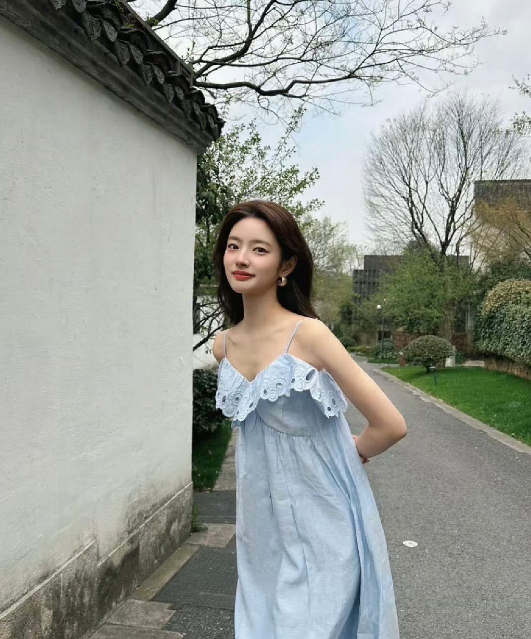 徐若晗 女神降临徐若晗在伦敦也太会发光了吧！黑长直造型配皮裙，一整个女神范儿拉满