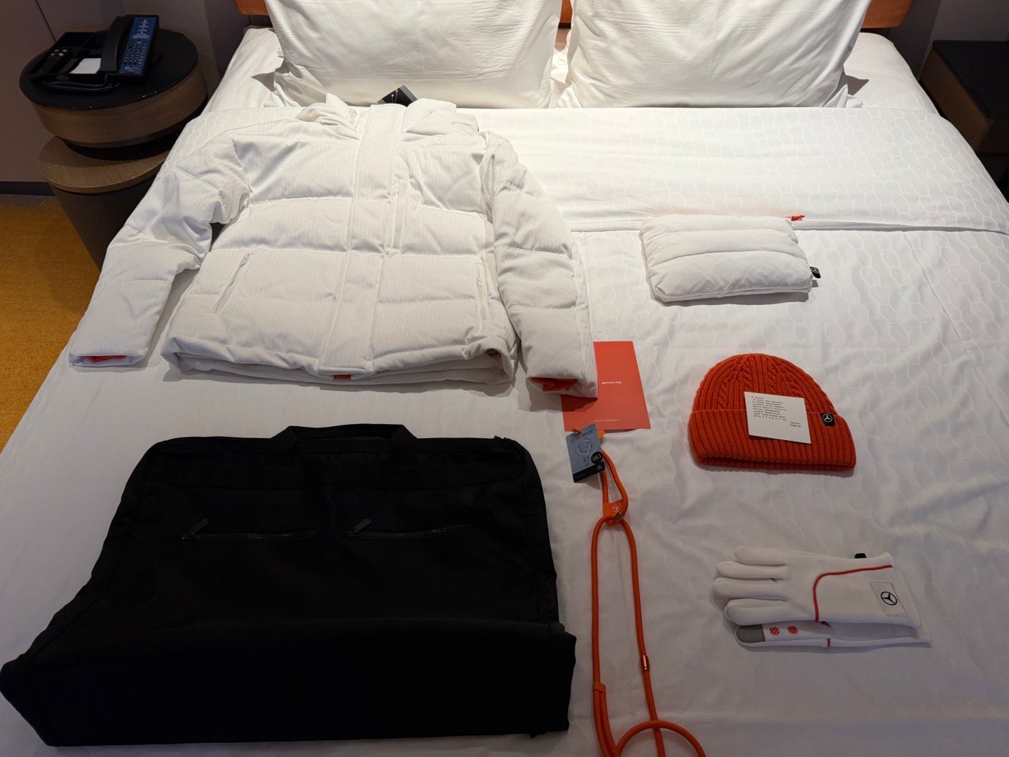 还得是奔驰啊，冰雪试驾这装备老全了。明天先开大G雪原越野，后天开AMG GT冰湖