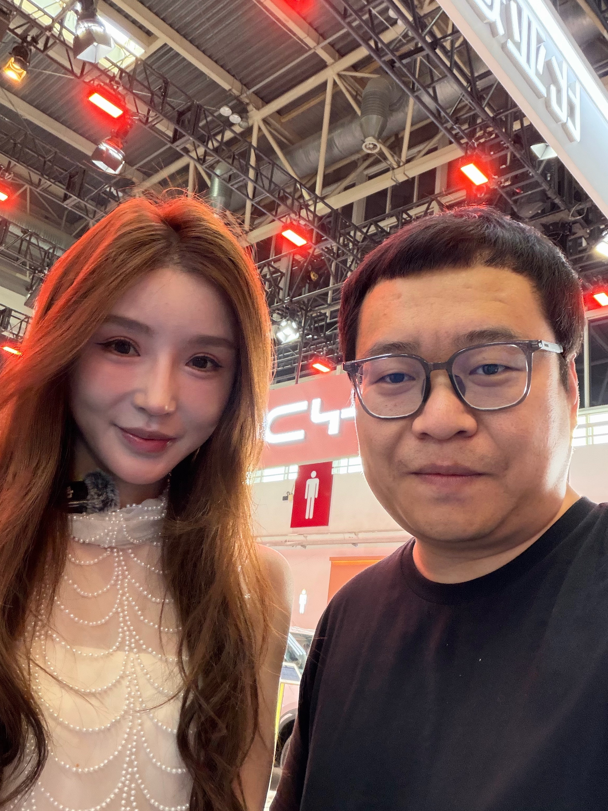 车展遇见了一个好久不见的美女朋友 