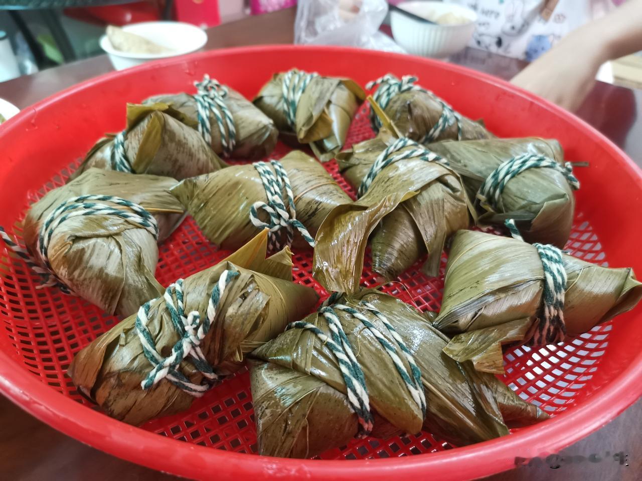端午到啦，在深圳这座充满活力的城市，节日氛围超浓！大街小巷都飘着粽子的香气，五彩