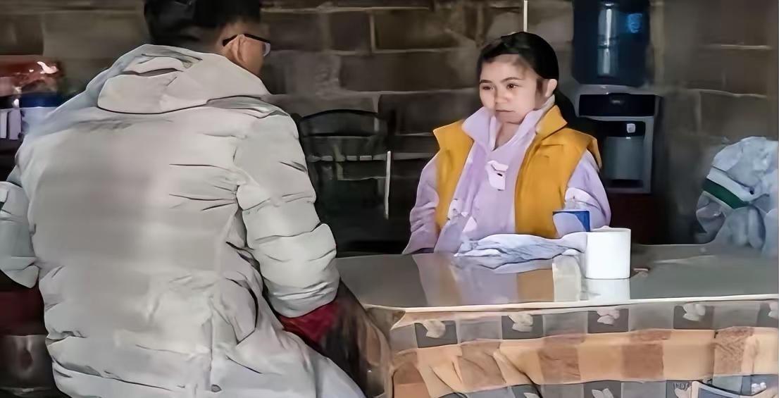 网恋奔现，小伙跨越1200公里敲开门，看到的却是一个双腿重度萎缩、正坐在地上给废