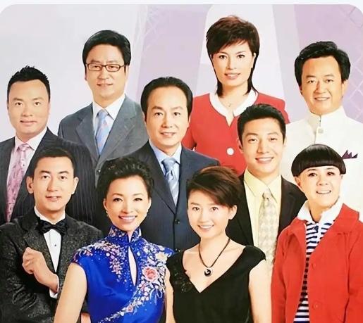 央视主持人调整动作确实有，但只是微调。2026年8月，孙亚鹏、李秋莹先后正式亮相