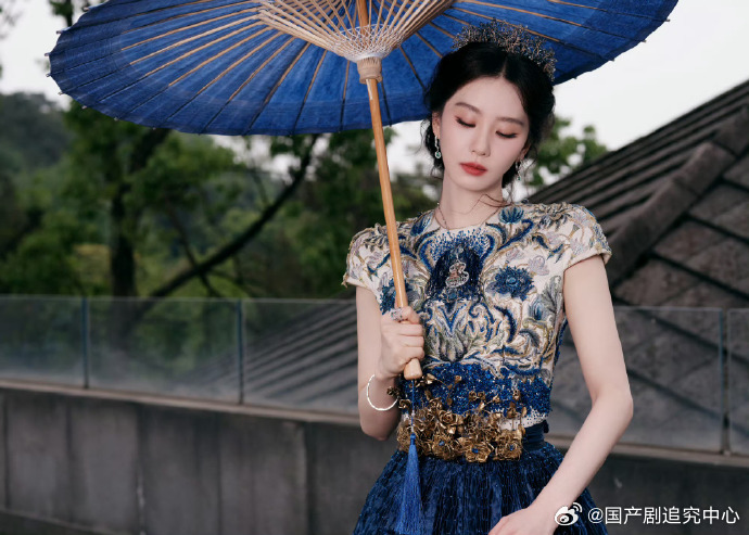 刘诗诗感谢复刻龙葵头冠网友 谁的青春回来了！刘诗诗的龙葵是永远的经典，复刻头冠让