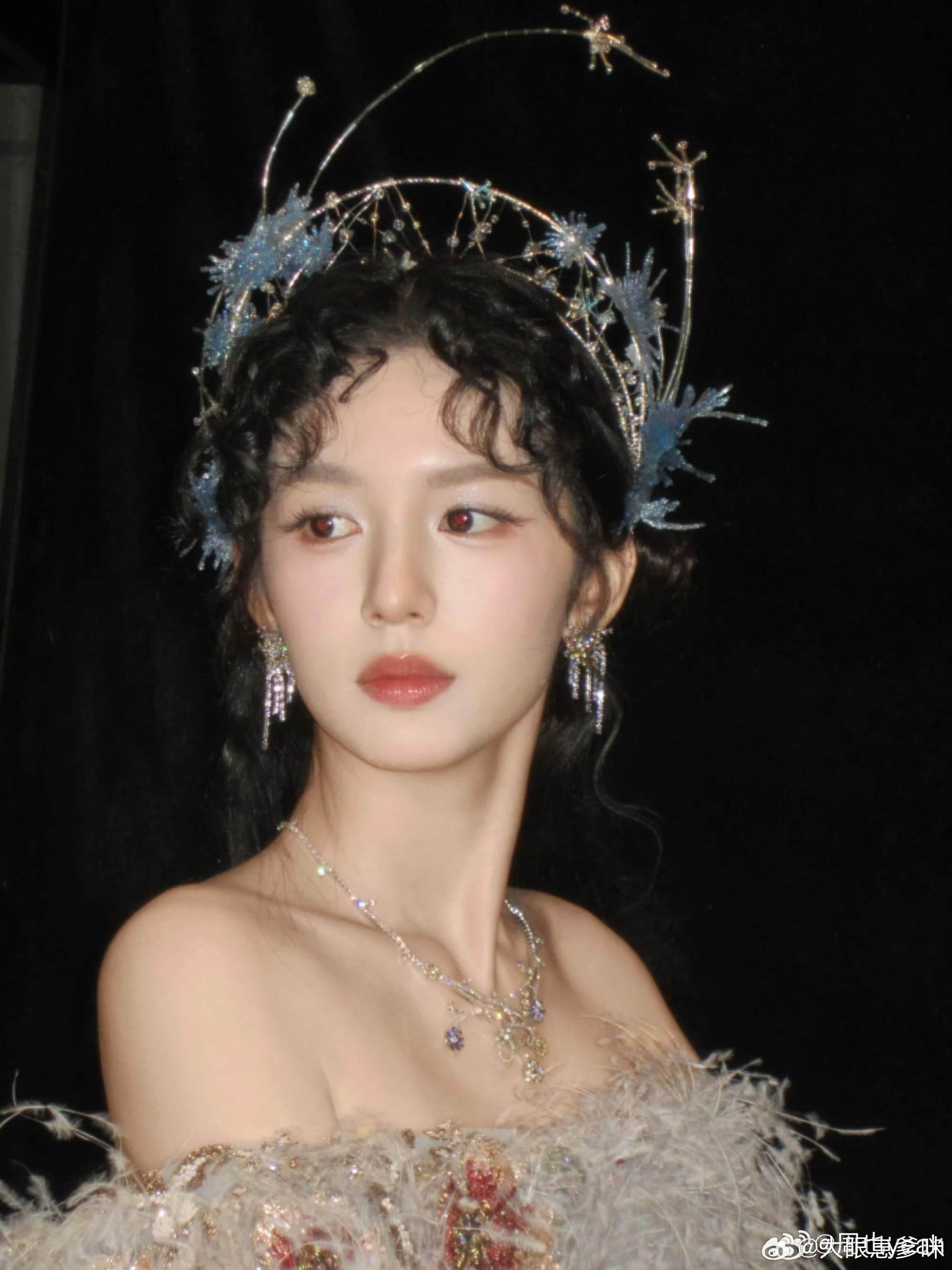 周也 油画神女落笔成画的油画神女本人✨周也红毯造型雅致灵动，复古氛围感拉满，仿佛