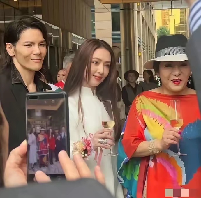 最搞笑的是，路人合照里直接把向佐裁掉了，郭碧婷反而更像是向太的女儿 