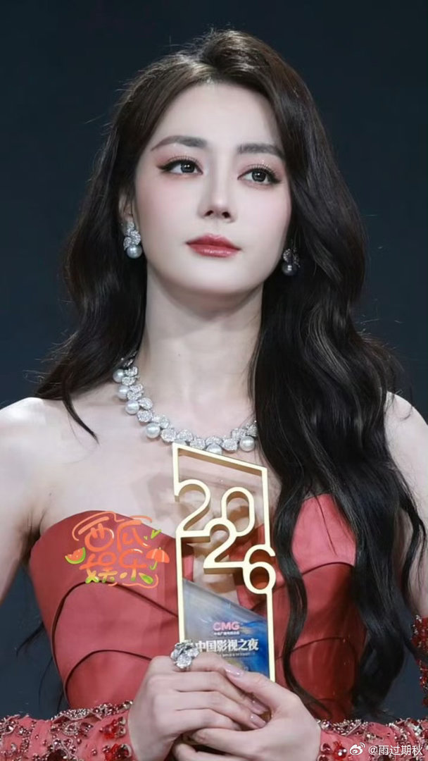 迪丽热巴获最佳电视剧女演员恭喜姐姐