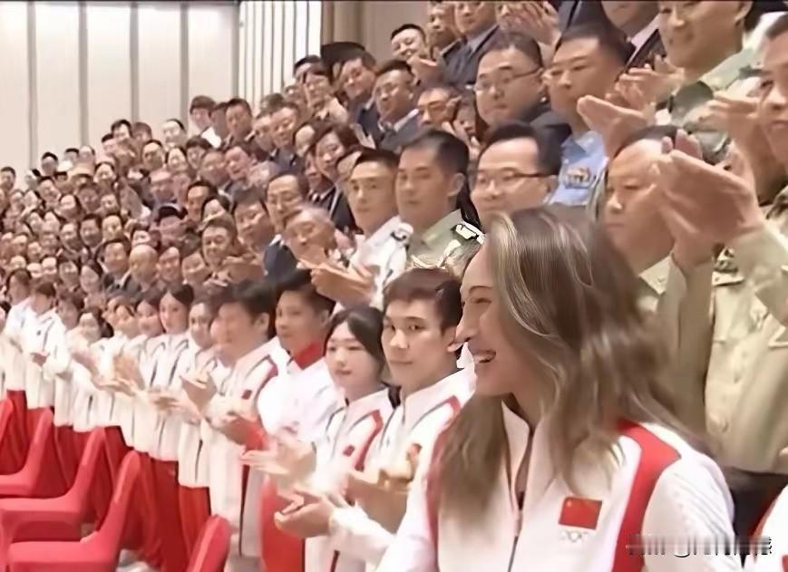 郑钦文这次在全运会上又火了，看到她自信灿烂的笑容，看到她大方得体的仪表，充分感受