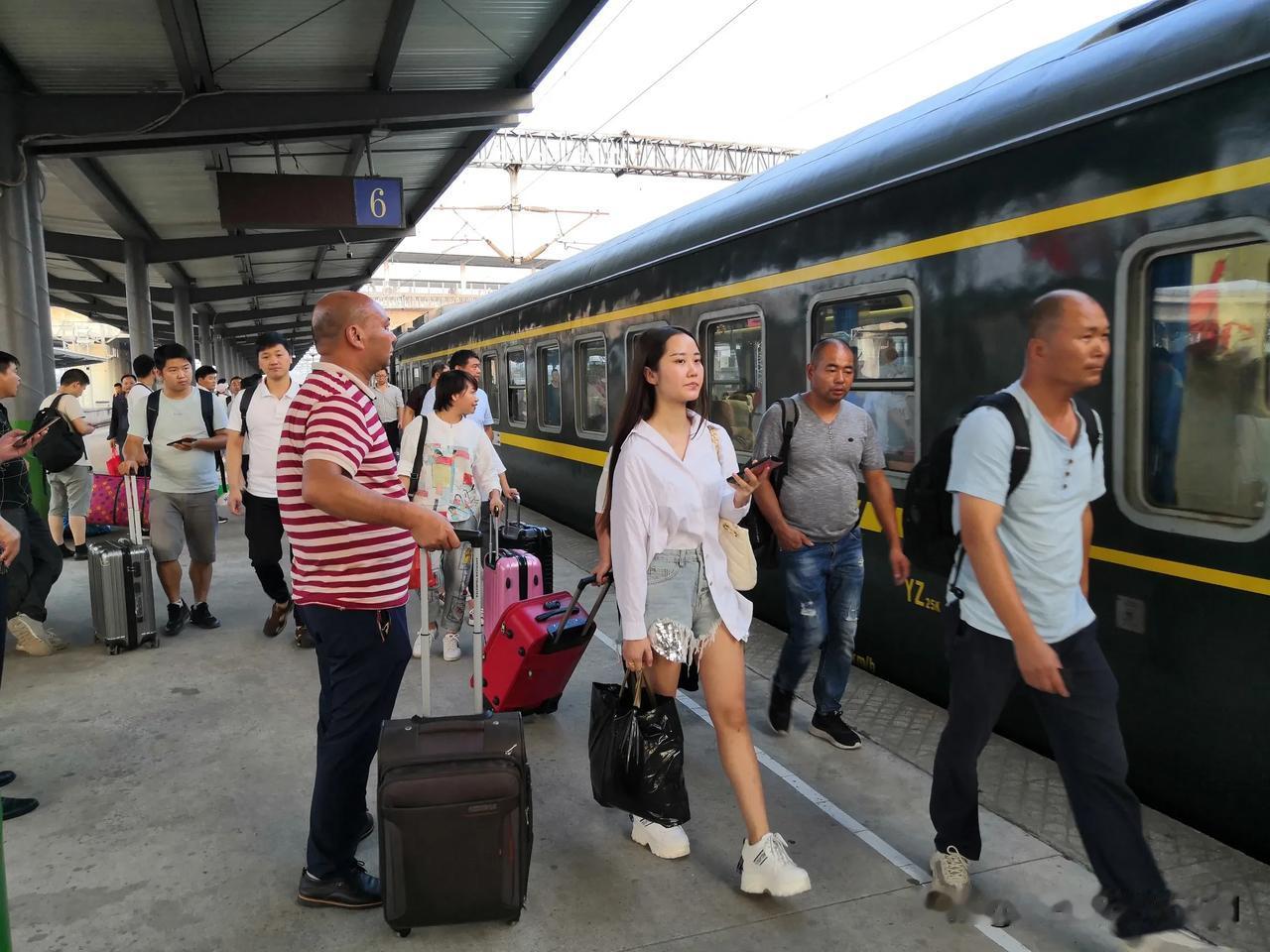 漂泊人生：在故乡与他乡之间寻找平衡
 
五一小长假结束，又一次与家人挥手作别，踏
