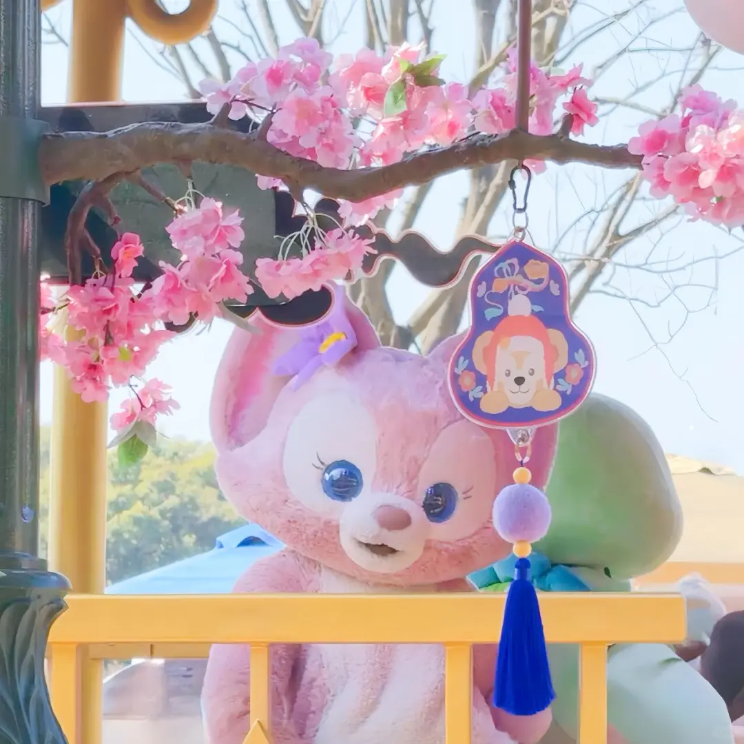玲娜贝儿和桃花在一起也太好看了吧！🦊♥️