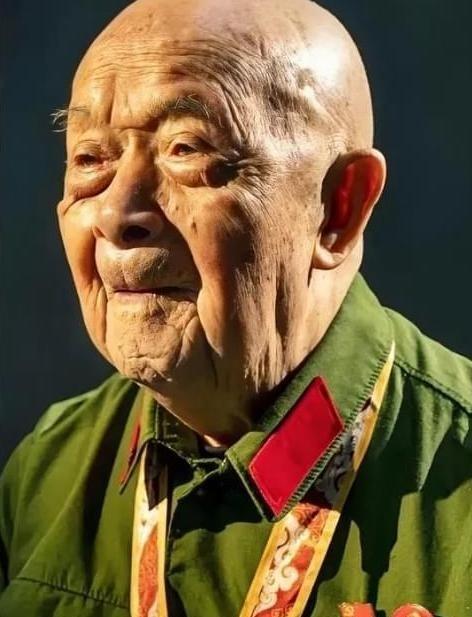 抗美援朝时，他一人歼敌400余人，立下汗马功劳，复员时，却因工作人员写错一字，苦