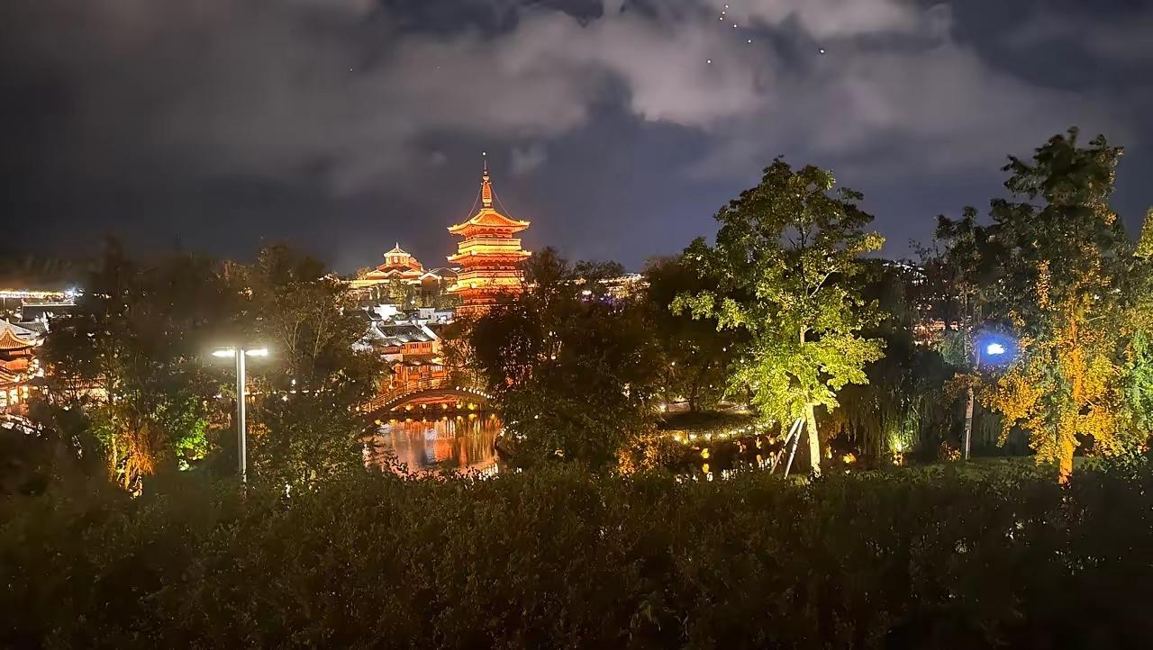 老师也被裁员，这学期结束，我将被迫下岗，
校长给我的解释是，招生少了，我们在编的