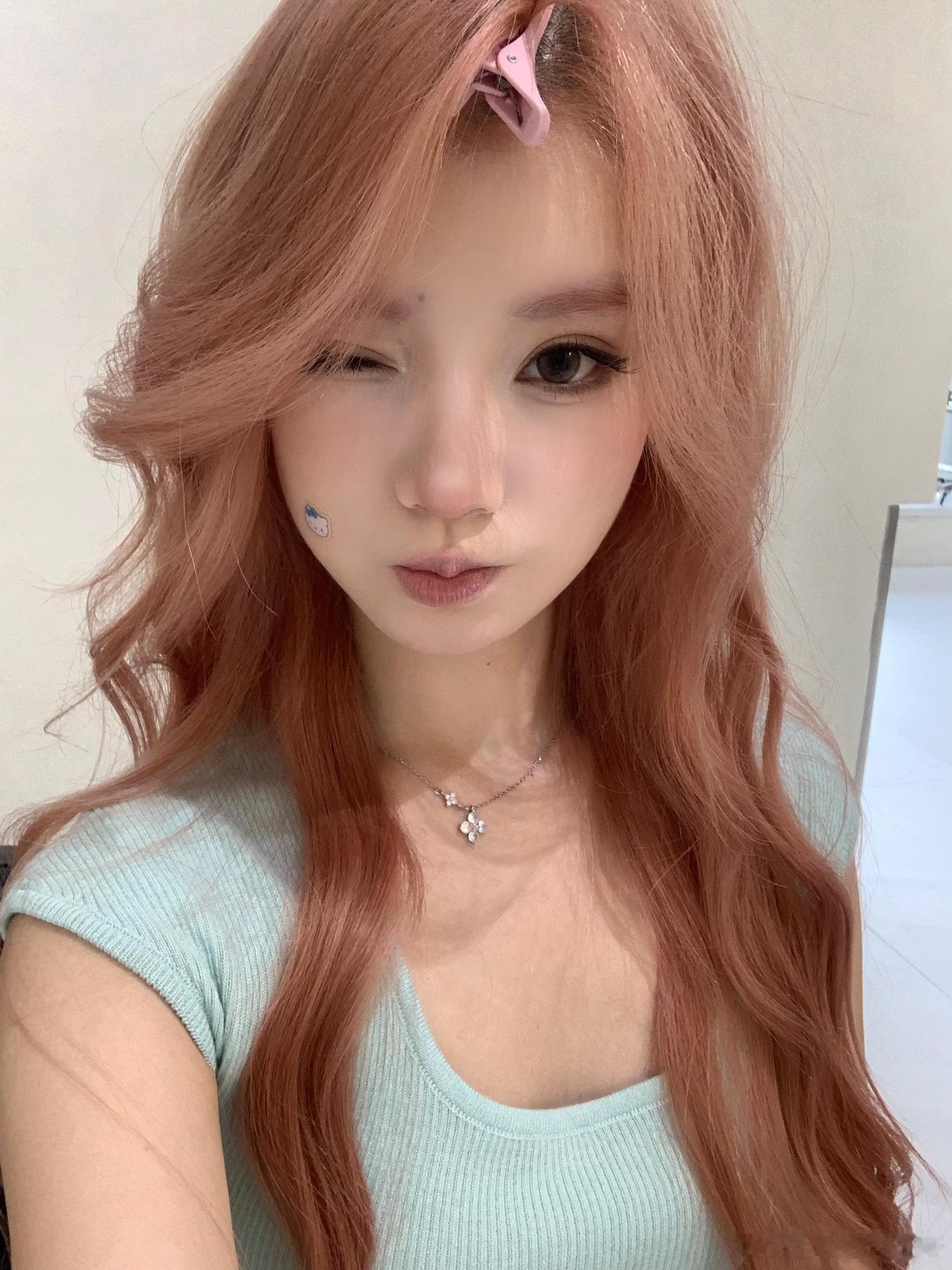 又成萌萌的小女孩了哈哈哈哈 ​​​