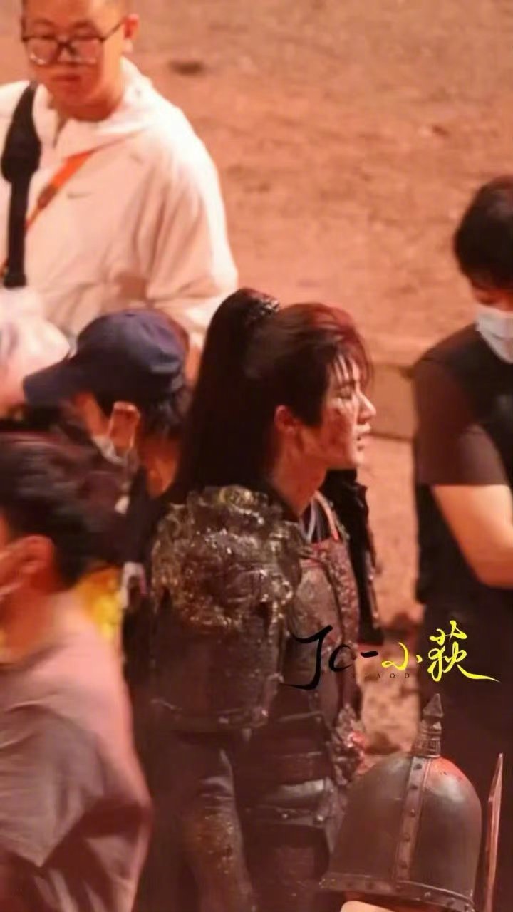 檀健次被雷声吓到了谁懂这极致反差！雨里是气场拉满、杀伐果断的冷面谢家家主，一声炸