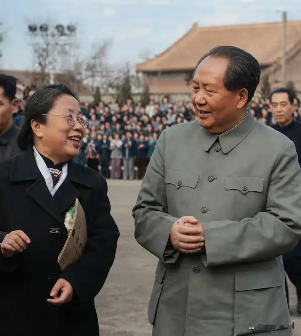 这画面中，显示的是伟大领袖毛主席与邓颖超同志在交谈时的场景。
右边的毛主席身穿一