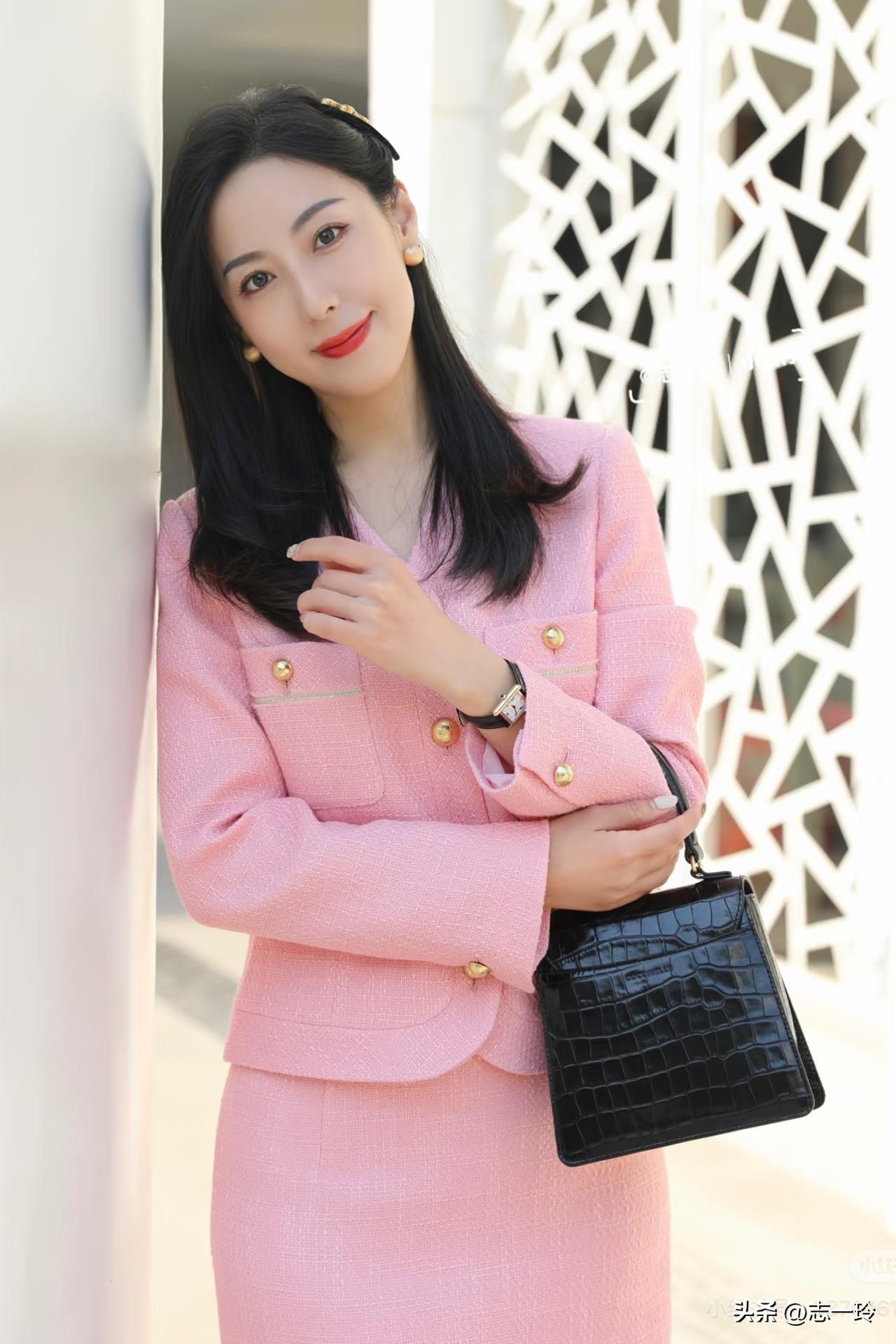 精致的职场人已早早为开春做准备啦！
这套法式淑女小香风套装，温柔甜美又减龄
气质