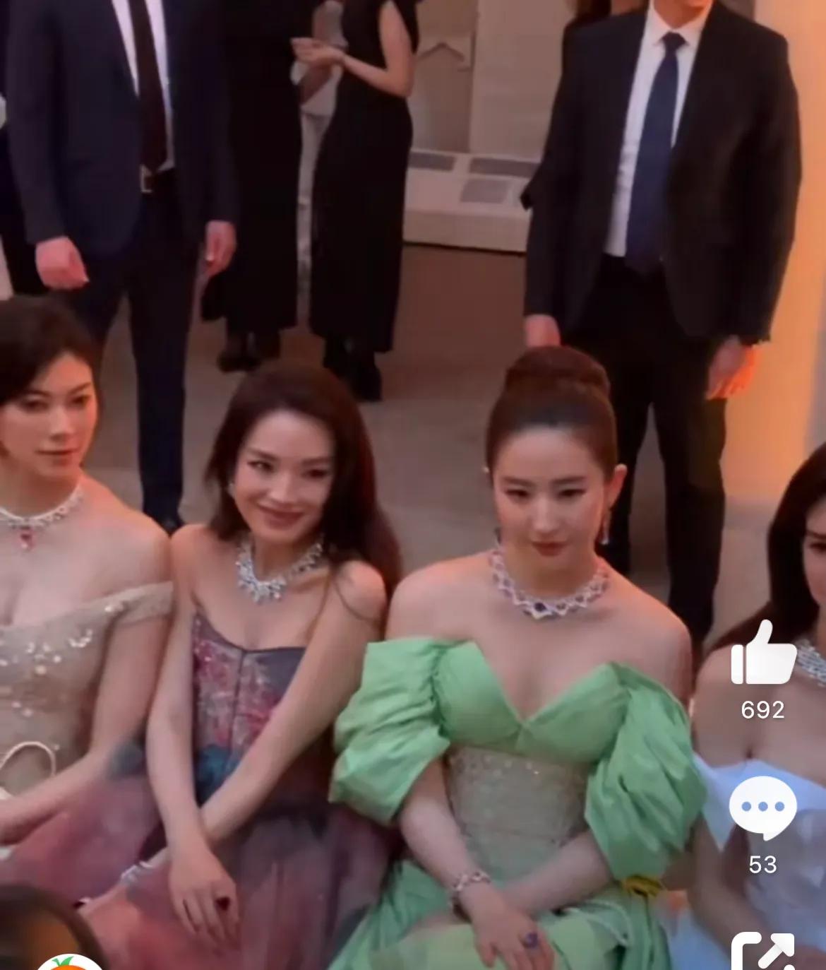 天仙这是？舒淇被挤成一条线了！