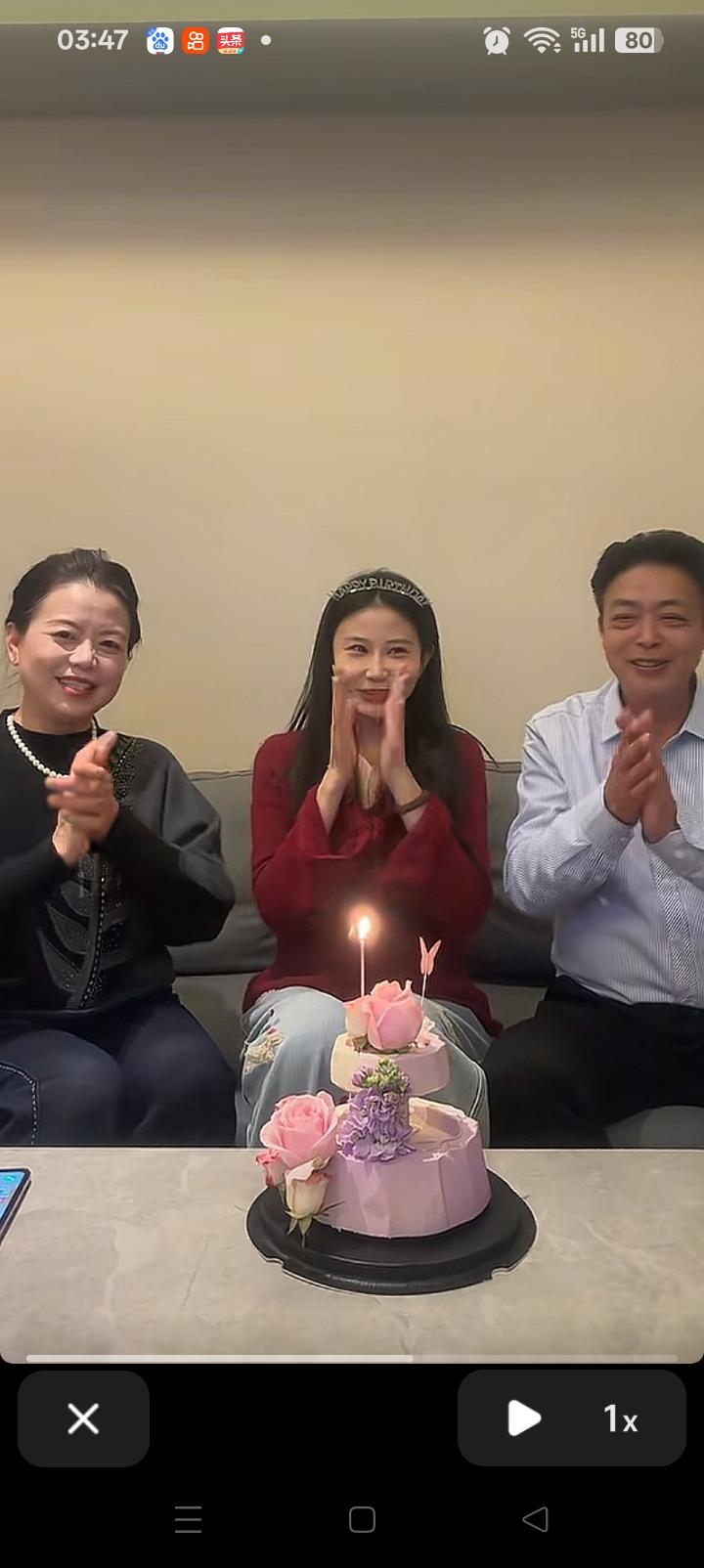 许妈又给小棉袄妮妮过生日了
镜头中，妮妮坐在中间，许妈姚爸分别坐在妮妮的身边，妮