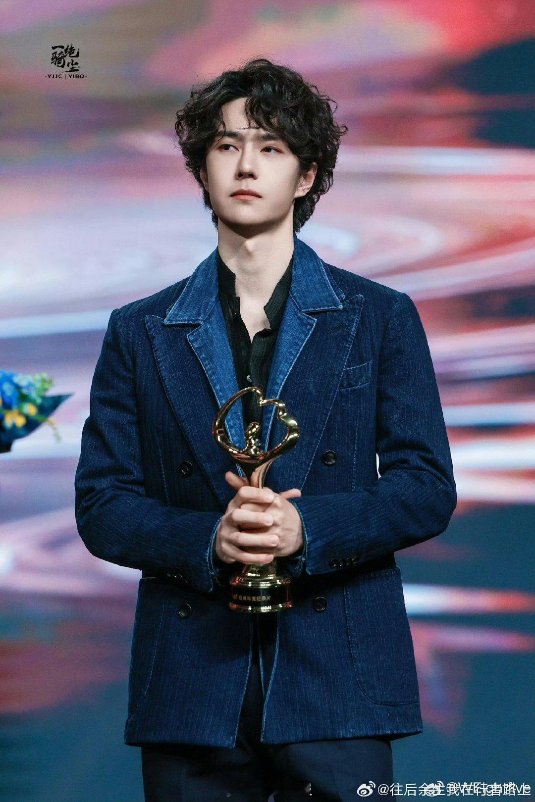 王一博示意把鲜花分给魏克然王一博不红谁红王一博示意把鲜花分给魏克然，他不红谁红 