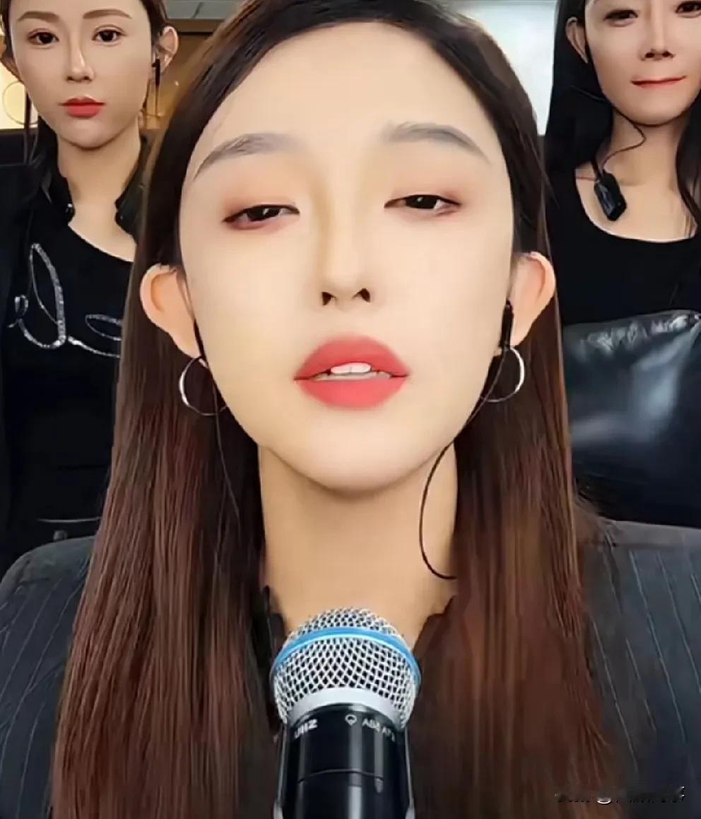娜美吐槽很多荣誉粉准备离开自己，求他们多给自己点机会！

           