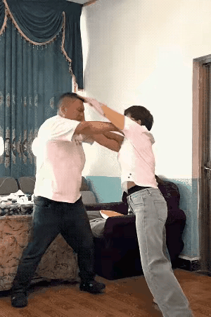 我则认为，夫妻间吵个架是正常的，而打架就不太正常了。当遇事产生分岐发生点争论甚至