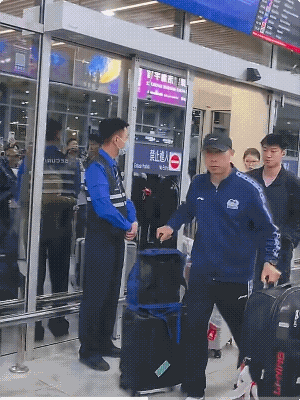 孙颖莎、王楚钦没走VIP通道，但安保人员是其他人数倍！先后看到了任浩、王皓、孙逊