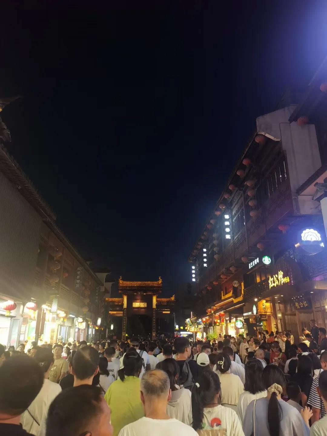 真的哪哪都是人啊，真没网络上叫的那么[捂脸]大消费还是很有希望的[赞]