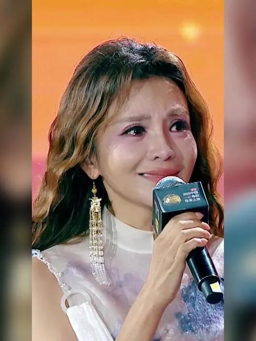 在《2025中国电影导演之夜》舞台上，朱迅眼含热泪，声音微微颤抖，向田壮壮导演致