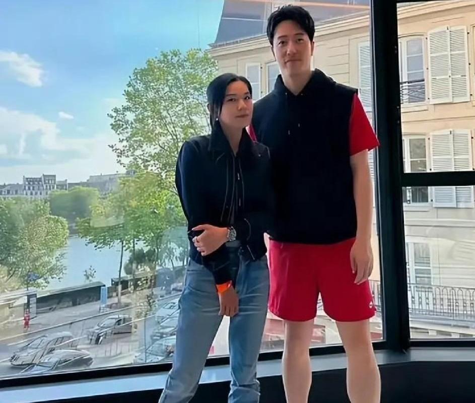 丁克十年，43岁的刘翔为何越活越年轻？褪去冠军光环，他在上海把日子过成诗。手牵手
